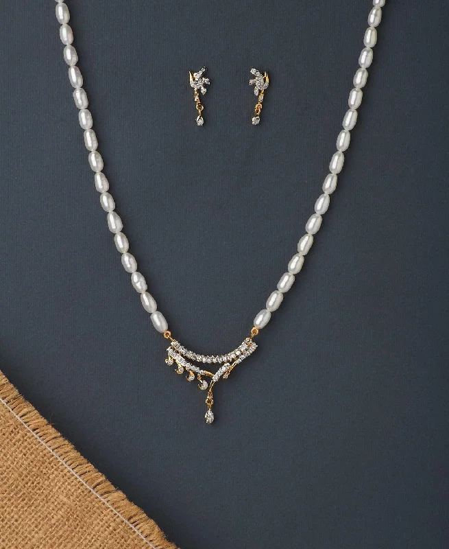 women modern necklaces -Trendy Stone Studded Pearl Necklace Set