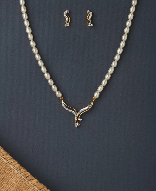 women layered gold necklaces -Vintage Stone Studded Pearl Necklace Set