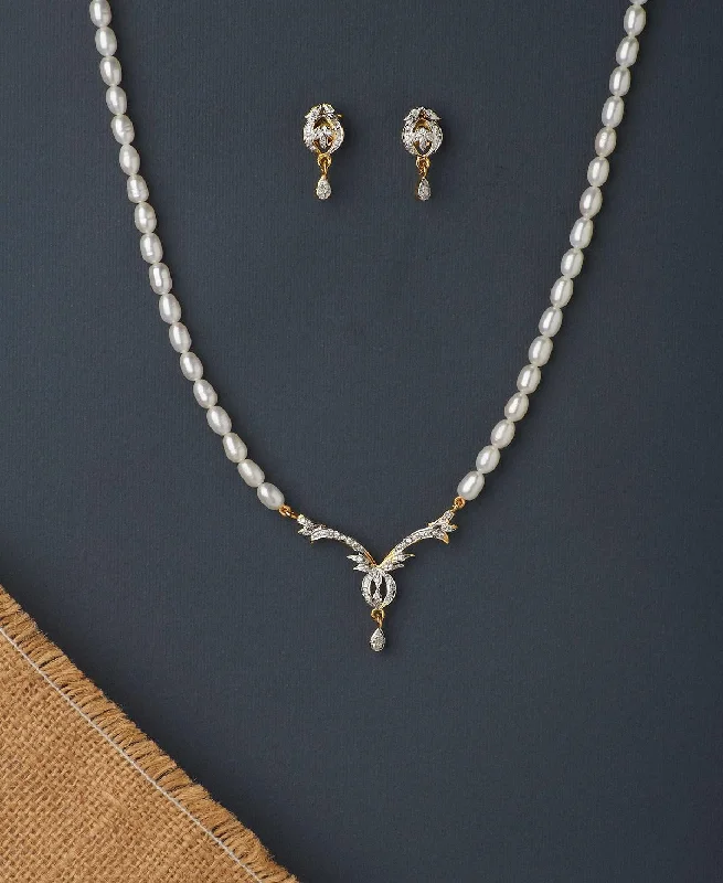 women minimalist gold necklaces -Vintage Stone Studded Pearl Necklace Set